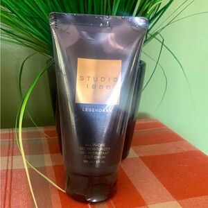 Studio 1886 Legendary Gel Moisturizer in Black with Gold Label